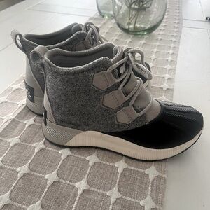 Sorel Women’s Gray and Black Boots size 6 (also fits big girl’s shoe size 4.5)